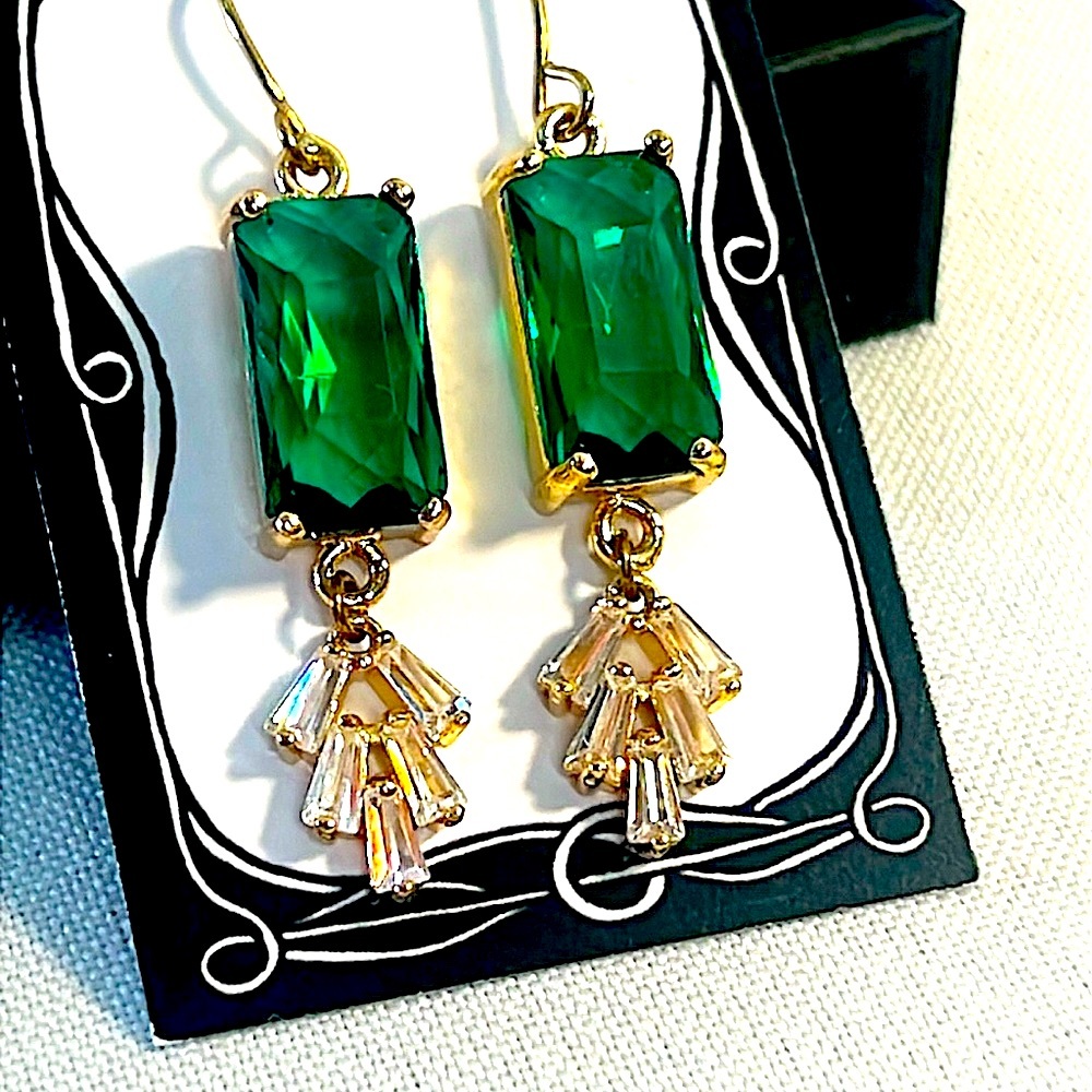 Emerald Green Gold Tone Earrings with Faux Green Emeralds NEW WITH TAGS/BOX - Picture 4 of 13